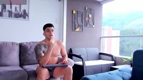 Snapshot of tyler_muscle chatting on February 23, 10:20 pm David online show from February 23, 10:20 pm