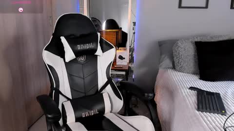 Snapshot of tyler_muscle chatting on March 7, 12:23 pm David online show from March 7, 12:23 pm