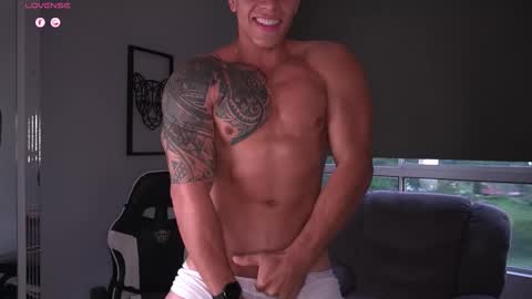 Snapshot of tyler_muscle chatting on October 3, 10:18 pm David online show from October 3, 10:18 pm