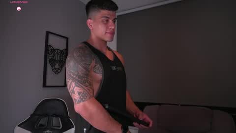 Snapshot of tyler_muscle chatting on October 7, 12:30 am David online show from October 7, 12:30 am