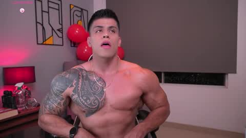 Snapshot of tyler_muscle chatting on February 15, 12:18 am David online show from February 15, 12:18 am