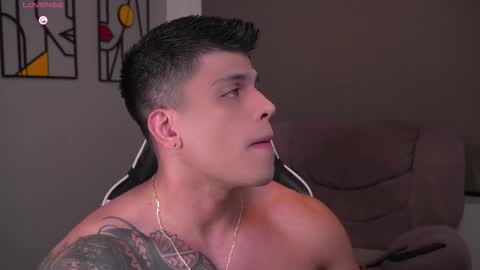 Snapshot of tyler_muscle chatting on February 21, 2:45 am David online show from February 21, 2:45 am