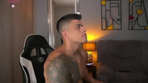 Snapshot of tyler_muscle chatting on April 25, 4:37 pm David online show from April 25, 4:37 pm