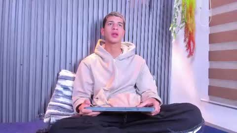 tyler_noir online show from June 12, 12:59 pm
