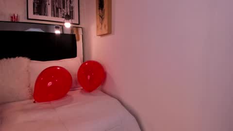 Snapshot of tylla_ chatting on February 17, 3:04 am online show from February 17, 3:04 am