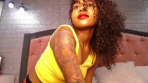 Snapshot of tylla_ chatting on February 27, 11:59 pm online show from February 27, 11:59 pm