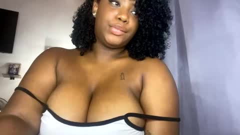 Snapshot of tyra_privacy chatting on March 11, 2:32 am Tyra privacy online show from March 11, 2:32 am