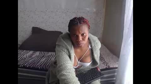 Snapshot of tyratrixie chatting on May 6, 9:25 am tyratrixie online show from May 6, 9:25 am