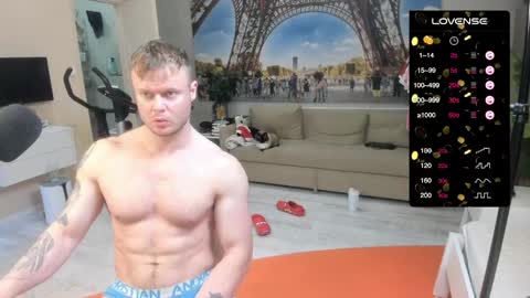 Snapshot of ukgymboy chatting on April 4, 12:46 pm James Iron online show from April 4, 12:46 pm