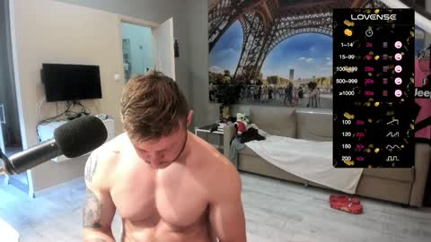 Snapshot of ukgymboy chatting on April 10, 12:21 pm James Iron online show from April 10, 12:21 pm