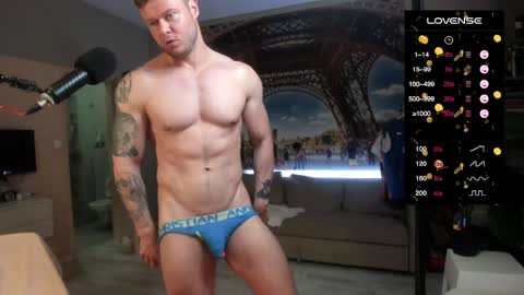 Snapshot of ukgymboy chatting on April 12, 12:10 pm James Iron online show from April 12, 12:10 pm