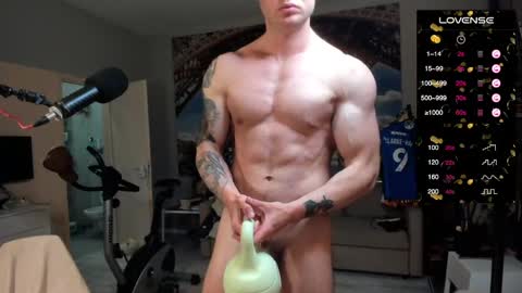 Snapshot of ukgymboy chatting on April 30, 12:22 pm James Iron online show from April 30, 12:22 pm