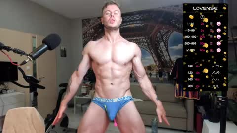 Snapshot of ukgymboy chatting on May 31, 12:12 pm James Iron online show from May 31, 12:12 pm