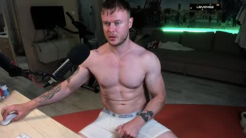 Snapshot of ukgymboy chatting on May 31, 8:10 pm James Iron online show from May 31, 8:10 pm