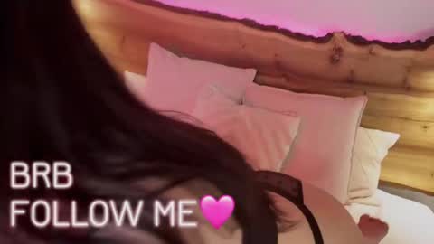 Una  online show from December 6, 12:38 pm