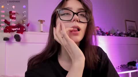 Una  online show from December 19, 3:19 pm