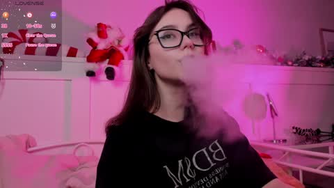 Una  online show from December 24, 12:33 pm