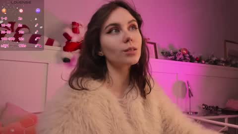 Una  online show from December 25, 12:37 pm