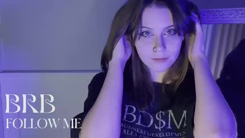 Una  online show from March 1, 4:22 pm