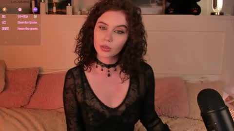Una  online show from June 8, 12:49 pm