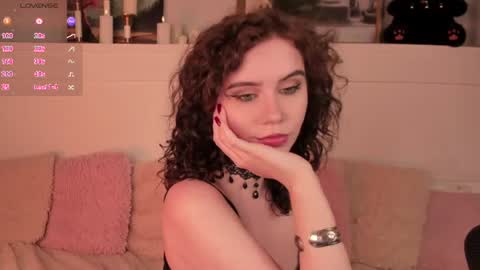 Una  online show from June 12, 10:03 am