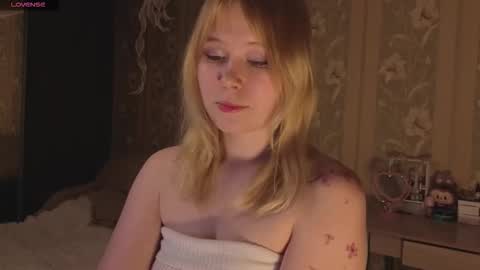 Snapshot of unburnedgirll chatting on December 15, 12:09 pm unburnedgirll online show from December 15, 12:09 pm