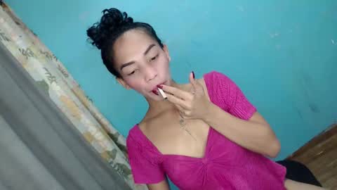 Snapshot of uncut_queen chatting on October 27, 3:21 am LOVELY JANE online show from October 27, 3:21 am