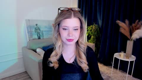 Snapshot of unforgettablalice chatting on April 6, 6:53 pm Alice online show from April 6, 6:53 pm