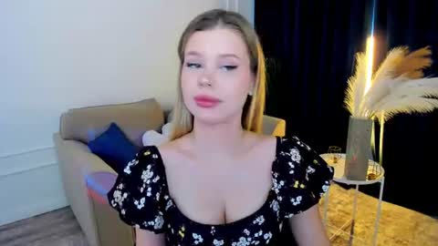Snapshot of unforgettablalice chatting on June 12, 4:00 am Alice online show from June 12, 4:00 am