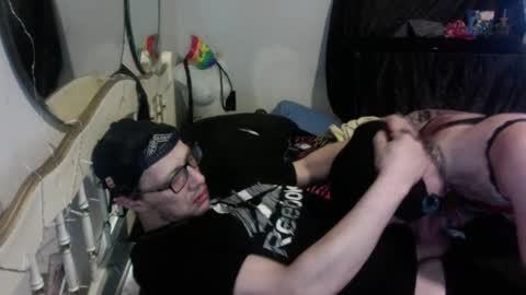 Snapshot of universalhologram chatting on November 16, 4:01 pm DnB online show from November 16, 4:01 pm