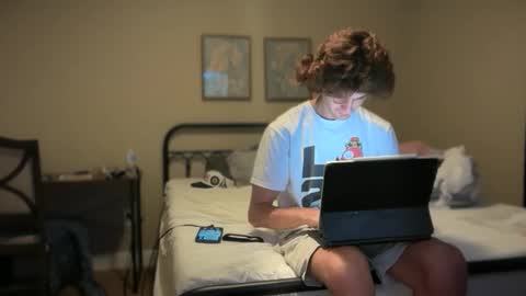 Snapshot of unverifiedbwc chatting on October 19, 12:11 am Stepbro online show from October 19, 12:11 am