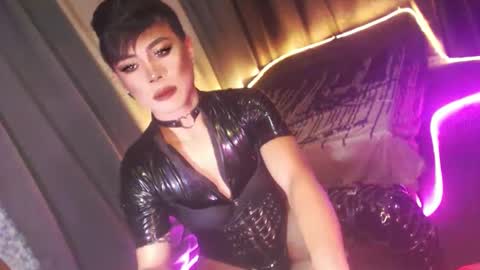 Snapshot of ur_dominatrix chatting on December 2, 12:49 am MISS ANNA online show from December 2, 12:49 am