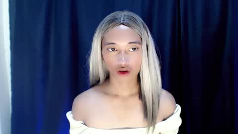 Snapshot of ur_sexyllie chatting on November 19, 10:15 am Ellie online show from November 19, 10:15 am