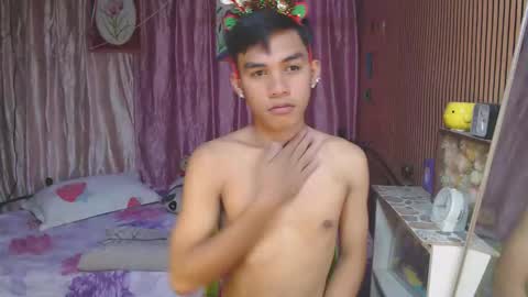 Snapshot of ur_shan21 chatting on December 15, 2:05 am ur_shan21 online show from December 15, 2:05 am