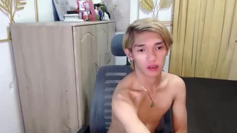 urasian_john20 online show from June 9, 3:23 pm