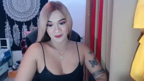 Snapshot of urasiandreamgirlxxx chatting on December 5, 10:01 am jess online show from December 5, 10:01 am