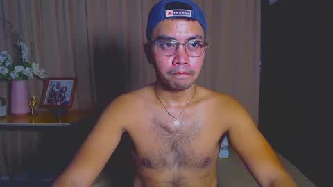 Snapshot of urasianversahunkxx chatting on February 24, 8:27 am johnzen online show from February 24, 8:27 am