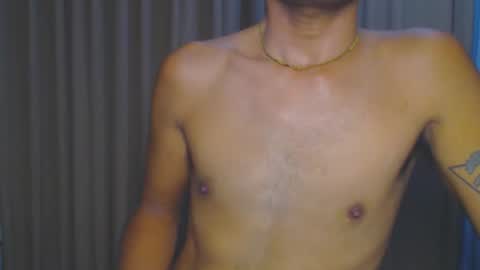 Snapshot of urasianversahunkxx chatting on October 5, 11:13 pm johnzen online show from October 5, 11:13 pm