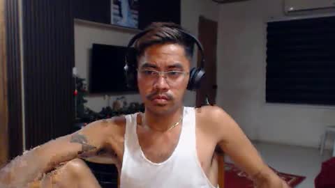 Snapshot of urasianversahunkxx chatting on March 28, 3:55 pm johnzen online show from March 28, 3:55 pm