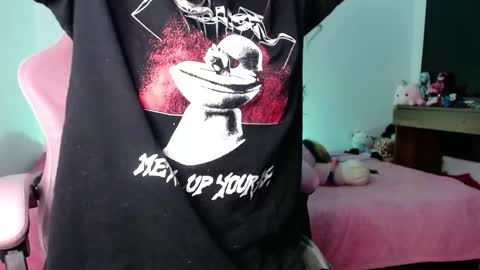 Snapshot of urbaby6irl chatting on December 17, 9:39 am Danielle online show from December 17, 9:39 am