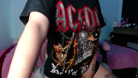 Snapshot of urbaby6irl chatting on December 23, 3:44 pm Danielle online show from December 23, 3:44 pm