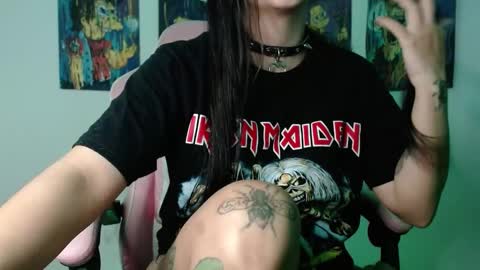 Snapshot of urbaby6irl chatting on January 13, 12:02 pm Danielle online show from January 13, 12:02 pm