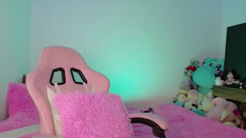 Snapshot of urbaby6irl chatting on November 21, 8:13 am Danielle online show from November 21, 8:13 am