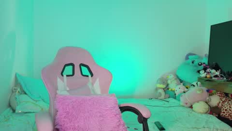 Snapshot of urbaby6irl chatting on February 19, 8:43 am Danielle online show from February 19, 8:43 am