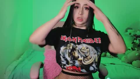 Snapshot of urbaby6irl chatting on March 19, 9:35 am Danielle online show from March 19, 9:35 am