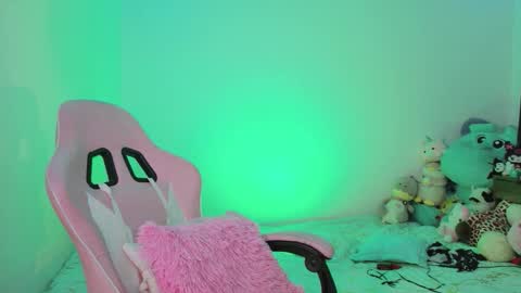 Snapshot of urbaby6irl chatting on March 31, 10:04 am Danielle online show from March 31, 10:04 am