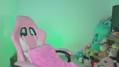 Snapshot of urbaby6irl chatting on July 8, 10:20 am Danielle online show from July 8, 10:20 am
