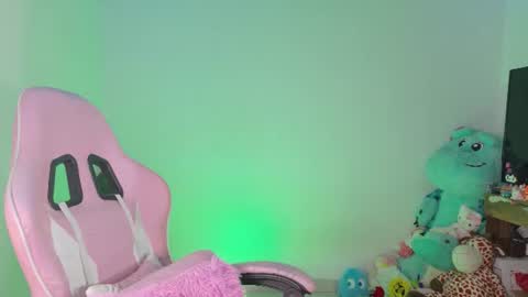 Snapshot of urbaby6irl chatting on July 12, 10:06 am Danielle online show from July 12, 10:06 am
