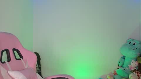 Snapshot of urbaby6irl chatting on July 21, 9:33 am Danielle online show from July 21, 9:33 am