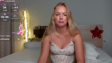 Snapshot of urblonde001 chatting on December 20, 12:30 am Ksenia Pterson online show from December 20, 12:30 am